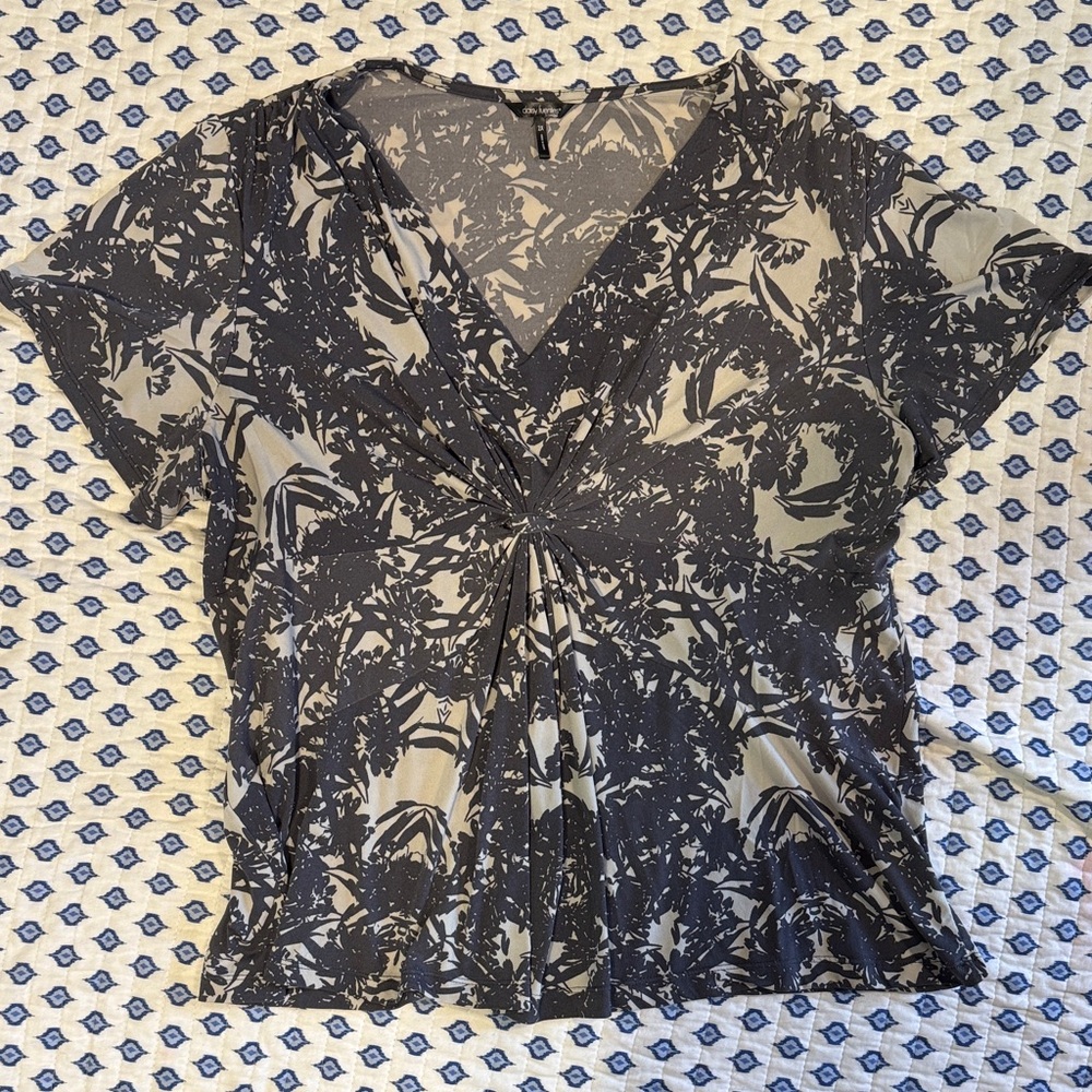 Women's Short Sleeve Twist Front V-Neck Top - grey  & Cream 2X